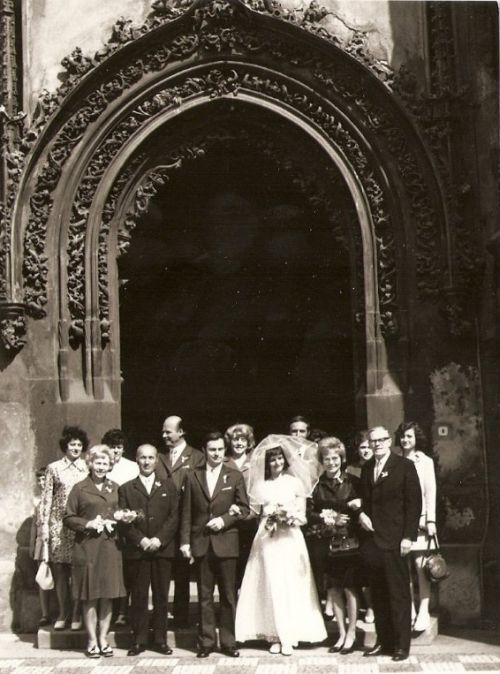 Tomáš Hlinka ženich, Olga Bláhová, nevěsta, před Staroměstskou radnicí v Praze, 16. 5. 1974