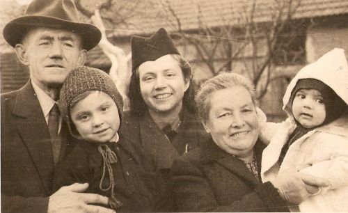 Zleva dědeček Josef Hlinka, Tomáš Hlinka, matka Růžena, babička Anna Hlinková a mladší bratr Stanislav v roce 1947